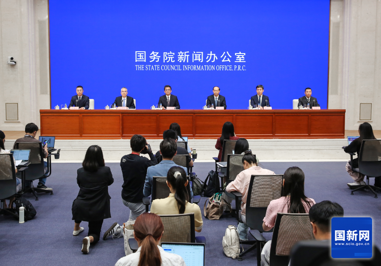 国新办举行新闻发布会 介绍2025年上半年农业农村经济运行情况.png